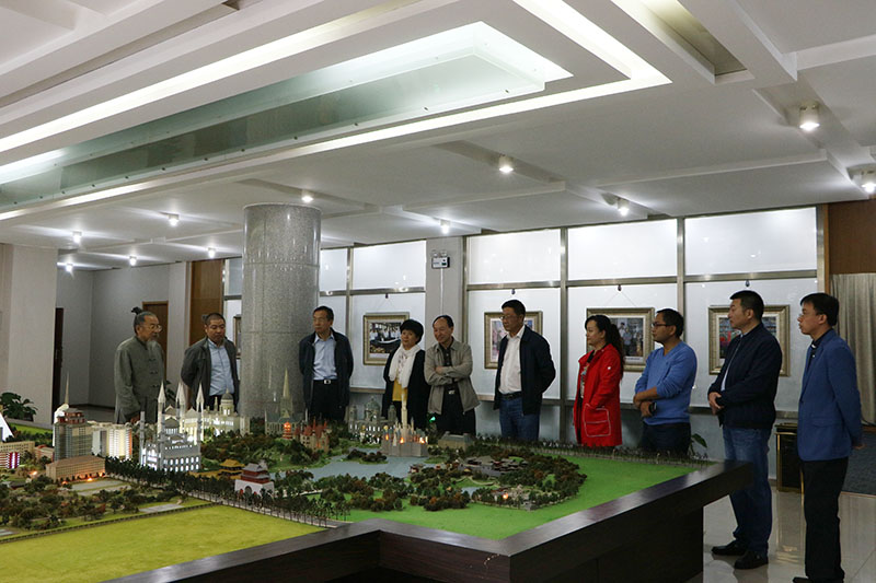 甄忠义校长向廷山副厅长一行介绍学校发展规划