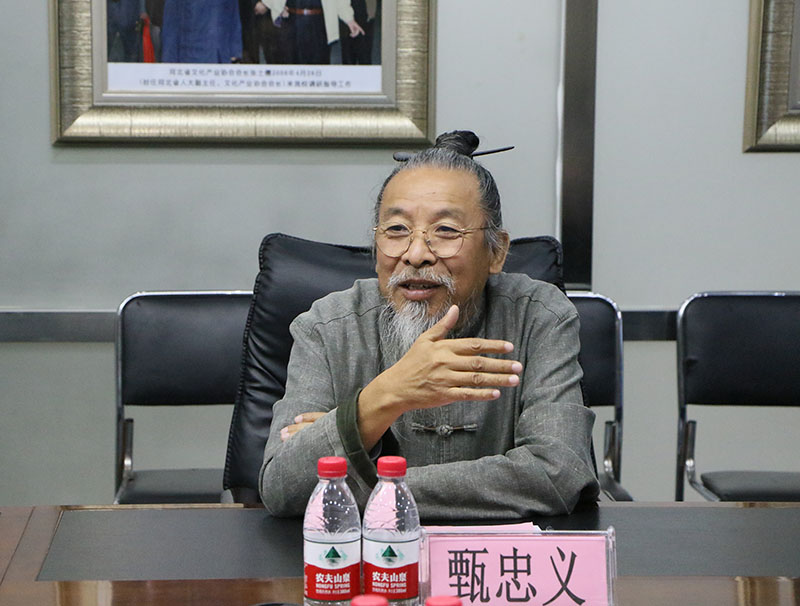 甄忠义校长汇报工作