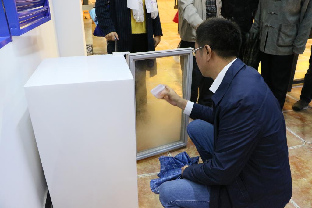 廷山副厅长检查餐厅食品留样